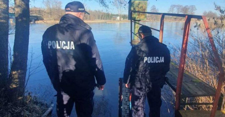 zdjęcie: Wysoki stan rzek na Mazowszu. Policjanci monitorują sytuację / fot. KPP w Grójcu