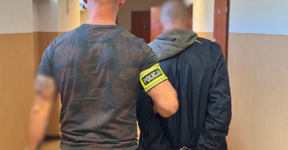 zdjęcie: 15 osób poszukiwanych zatrzymali w ciągu 2 dni policjanci ze Słupska. Mołdawianin, który nielegalnie przebywał w Polsce, wróci do swojego kraju. / fot. KMP w Słupsku