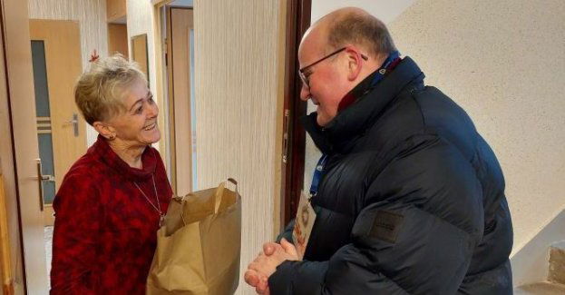 Ze świątecznymi potrawami do seniorów