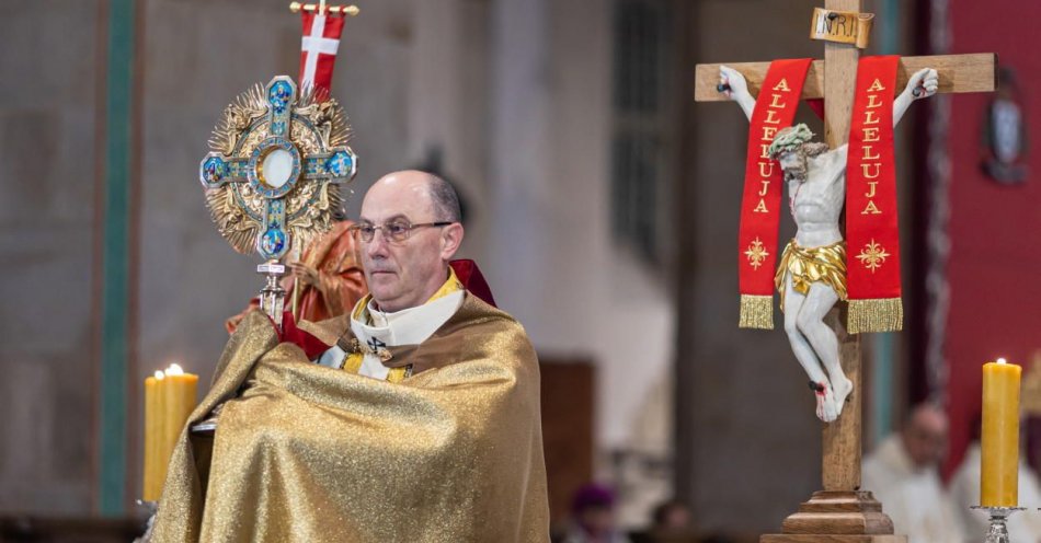 zdjęcie: Potrzebujemy, by dobra nowina o Zmartwychwstałym uzdrowiła nas z lęku i niepewności o jutro / fot. PAP