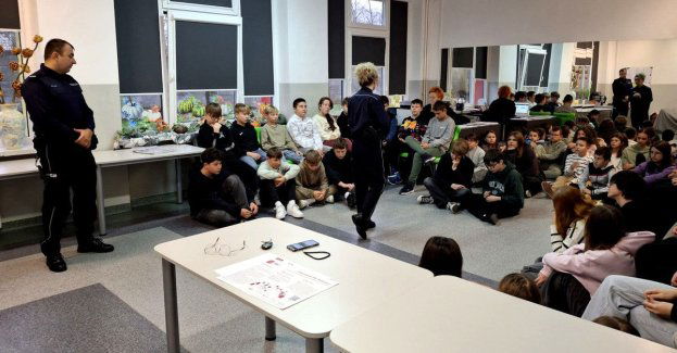 Policjanci w szkole uczą jak chronić dzieci przed przemocą