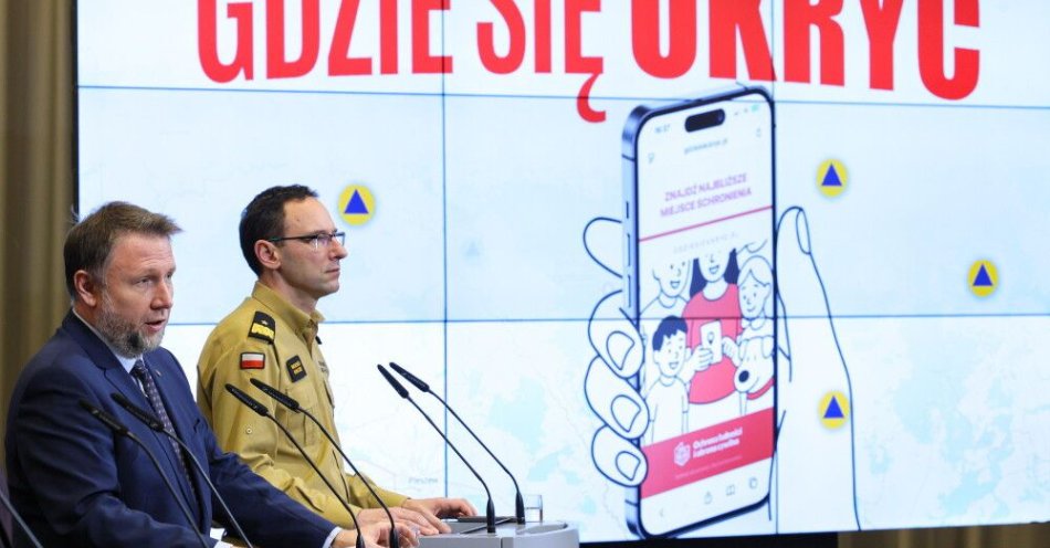zdjęcie: MSWiA: gdziesieukryc.pl - nowa strona i aplikacja wskazująca miejsca bezpieczne / Warszawa, 22.12.2025. Minister spraw wewnętrznych i administracji Marcin Kierwiński (L) oraz Komendant Główny Państwowej Straży Pożarnej nadbryg. Wojciech Kruczek (P) podczas konferencji prasowej w siedzibie MSWiA w Warszawie, 22 bm. Tematem konferencji jest przygotowana przez Państwową Straż Pożarną nowa aplikacja z mapą punktów schronienia. (jm) PAP/Paweł Supernak