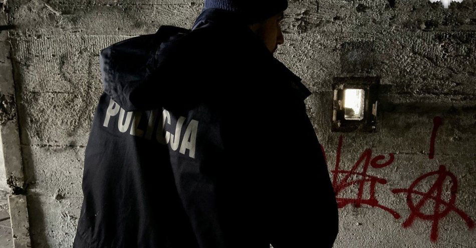 zdjęcie: Dzielnicowi czuwają nad bezpieczeństwem osób bezdomnych / fot. KMP w Świętochłowicach