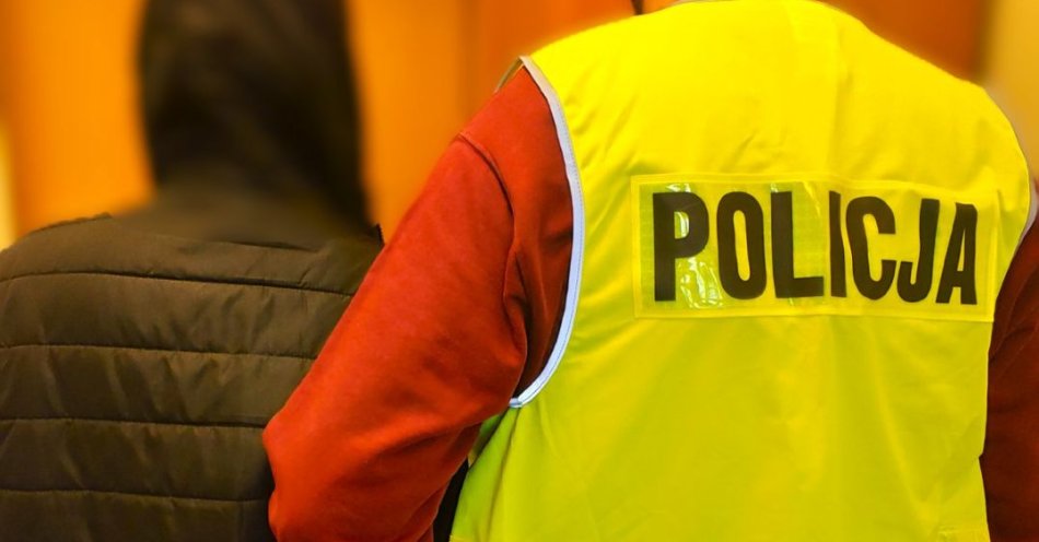 zdjęcie: Zatrzymanie poszukiwanego 23-latka przez policjantów z Kościerzyny / fot. KPP w Kościerzynie