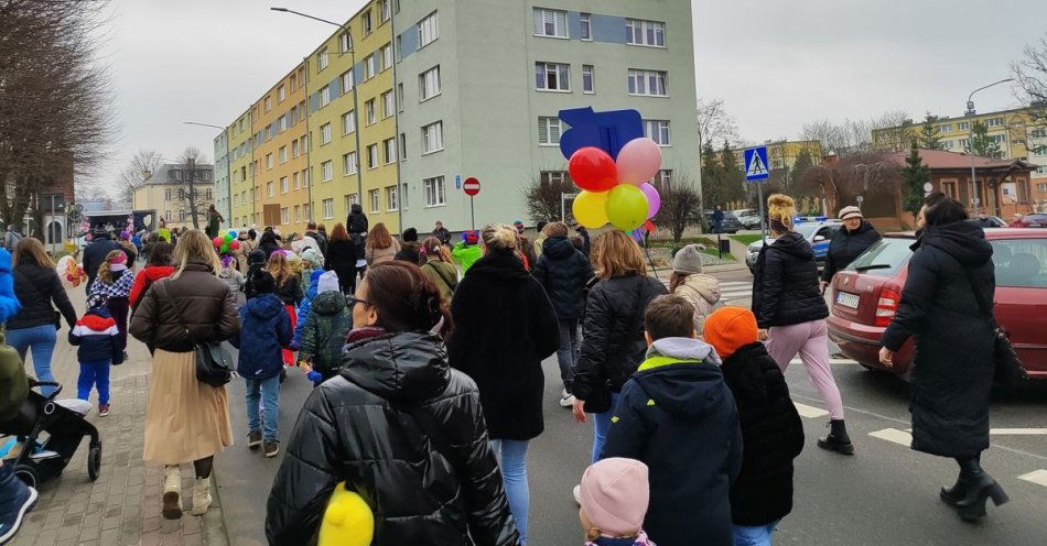 zdjęcie: Kolorowy korowód ulicami Świdwina / fot. KPP w Świdwinie