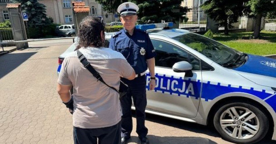 zdjęcie: Obywatel Republiki Czeskiej osobiście podziękował policjantom z Kłodzka za profesjonalizm i empatię / fot. KPP w Kłodzku