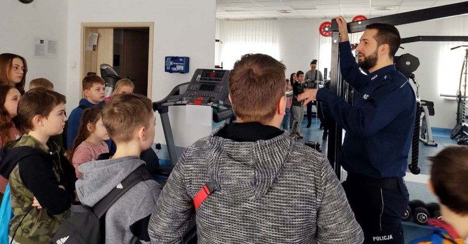 zdjęcie: Dzieci ze Stobna zwiedzały miejscową komendę / fot. KPP w Tucholi