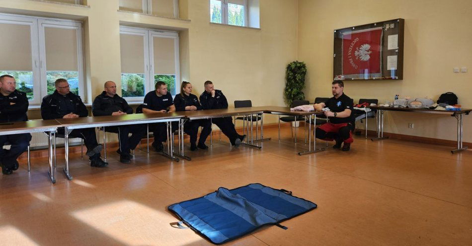 zdjęcie: Policjanci z Buska szkoleni w ratowaniu życia na drogach / fot. KPP Busko-Zdrój