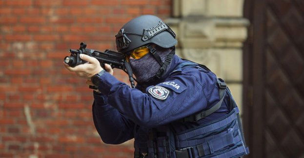 Radiowozy na sygnałach, alarmy i wycie syren... Antyterroryści w akcji... Atak na uczelnię w Legnicy...