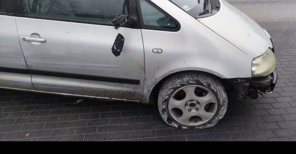 zdjęcie: Nietrzeźwy kierowca rozbił auto o latarnię w Ełku / fot. KPP w Ełku