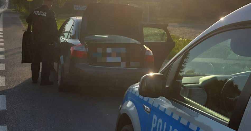 zdjęcie: Jechał nietrzeźwy i miał przy sobie narkotyki, zatrzymali go łascy policjanci / fot. KPP w Łasku