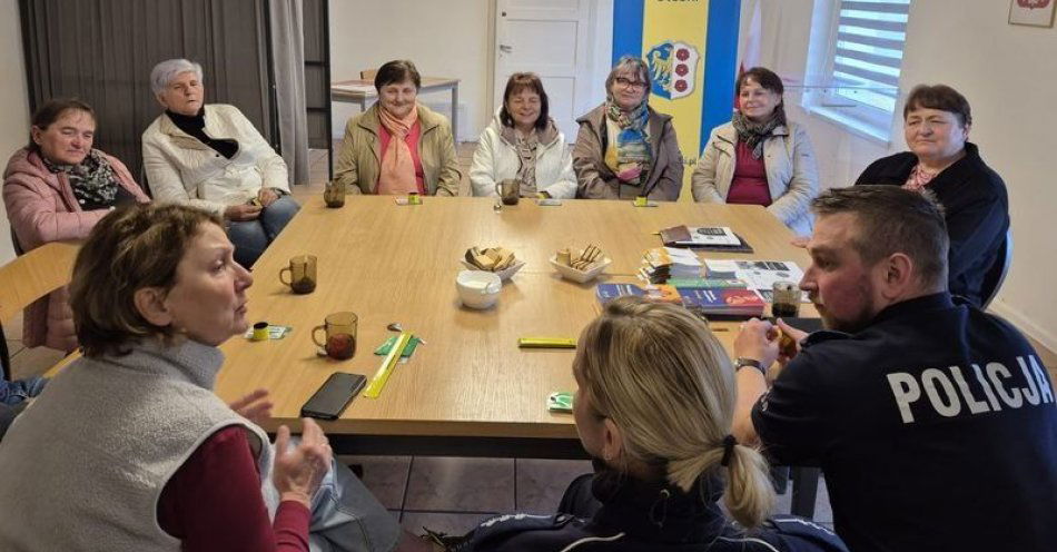 zdjęcie: Razem wygrywamy z oszustami - czujność się opłaca! / fot. KPP Olesno