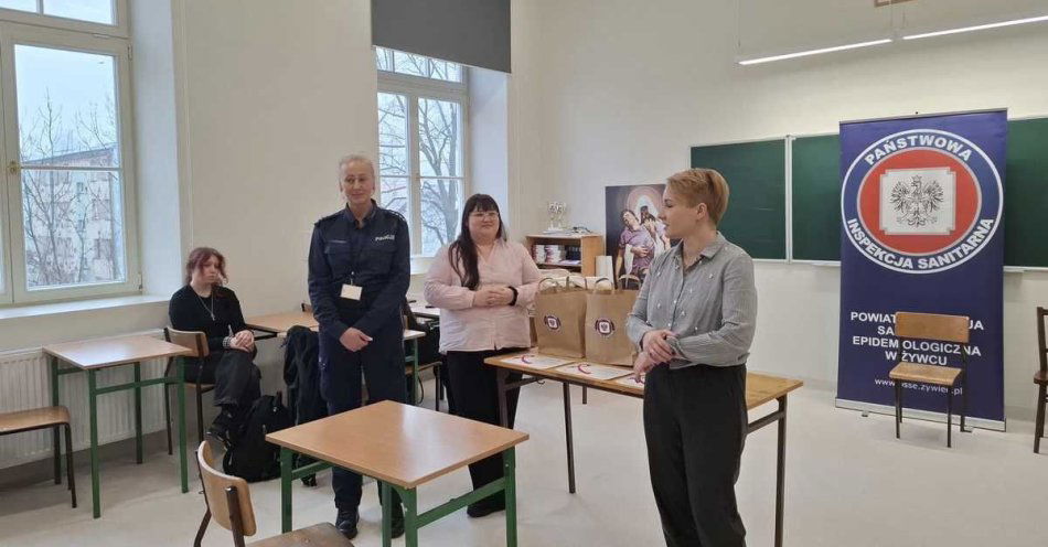 zdjęcie: Młodzież z I LO w Żywcu sprawdziła wiedzę o HIV i AIDS / fot. KPP w Żywcu