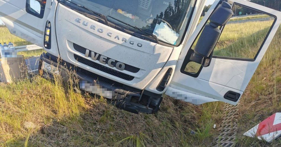 zdjęcie: Nietrzeźwy kierowca ciężarówki zakończył podróż w rowie - interweniowali policjanci koszalińskiej drogówki / fot. KMP w Koszalinie