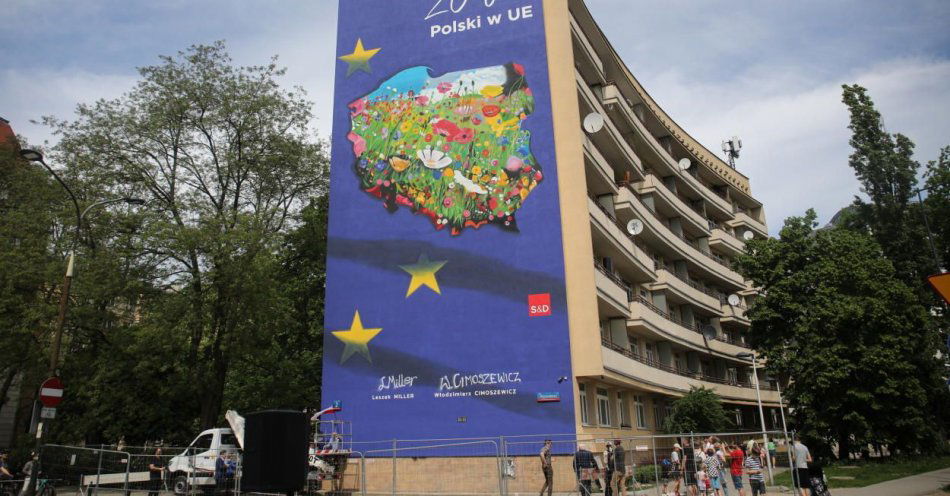 zdjęcie: W Warszawie odsłonięto mural z okazji 20-lecia wejścia Polski do UE / fot. PAP