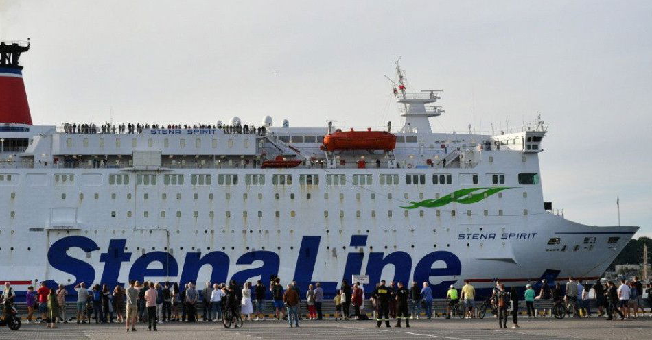 zdjęcie: Stena Line: prom Stena Spirit uzyskał zgodę na wyjście z portu w Karlskronie / Gdynia, 17.06.2022. Prom Stena Spirit jako pierwsza jednostka wypływa z nowo otwartego Publicznego Terminalu Promowego w Gdyni, 17 bm. Nowy terminal dysponuje znacznie dłuższym nabrzeżem niż dotychczasowy, co umożliwia cumowanie tam statków o długości nawet 240 m. (mr) PAP/Adam Warżawa