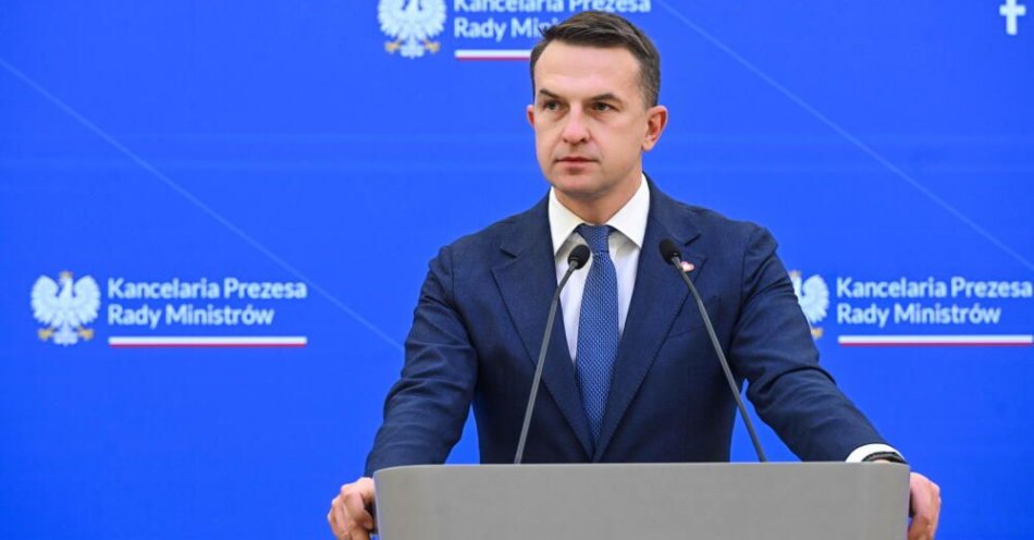 zdjęcie: Szłapka: rzekoma chęć wydania podejrzanego o wysadzenie Nord Stream to skrajna dezinformacja / Warszawa, 21.10.2025. Rzecznik rządu Adam Szłapka podczas konferencji prasowej, po posiedzeniu Rady Ministrów, 21 bm. w KPRM w Warszawie. (rp/zkoc) PAP/Radek Pietruszka