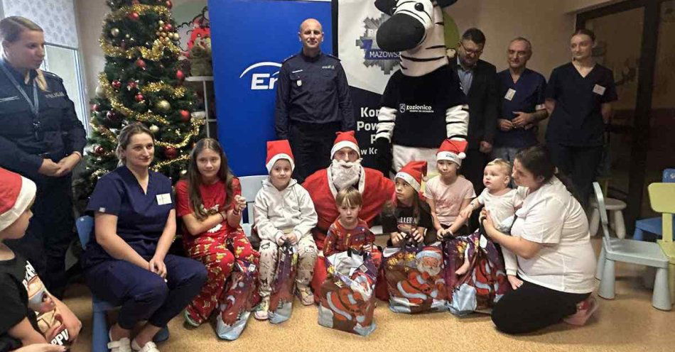 zdjęcie: Policyjny Mikołaj z prezentami odwiedził dzieci w szpitalu / fot. KPP w Kozienicach