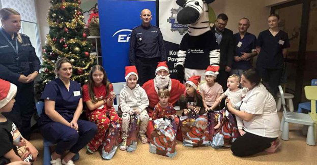 Policyjny Mikołaj z prezentami odwiedził dzieci w szpitalu