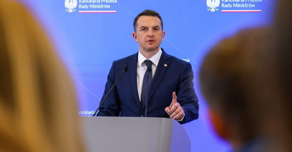 zdjęcie: Rzecznik rządu: Waldemar Żurek będzie przewodniczył zespołowi ws. afery Epsteina / Warszawa, 03.02.2026. Rzecznik rządu Adam Szłapka na konferencji prasowej po posiedzeniu Rady Ministrów, 3 bm. w KPRM w Warszawie. (mr) PAP/Paweł Supernak
