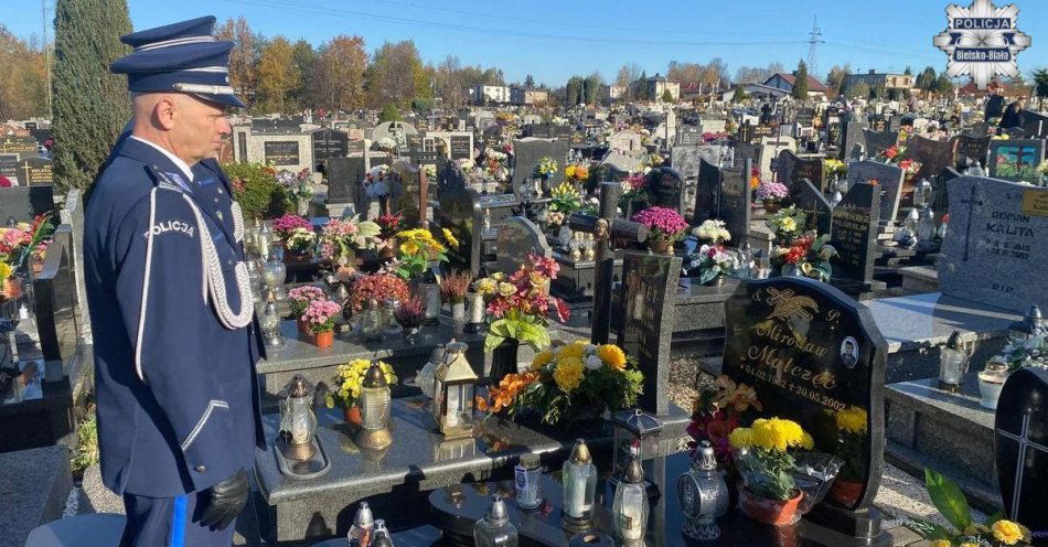 zdjęcie: Policjanci uczcili pamięć poległych kolegów przed Świętem Zmarłych / fot. KMP w Bielsku-Białej
