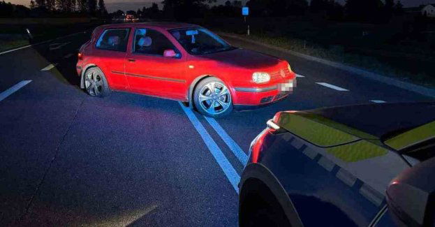 Zasnął za kierownicą na środku drogi