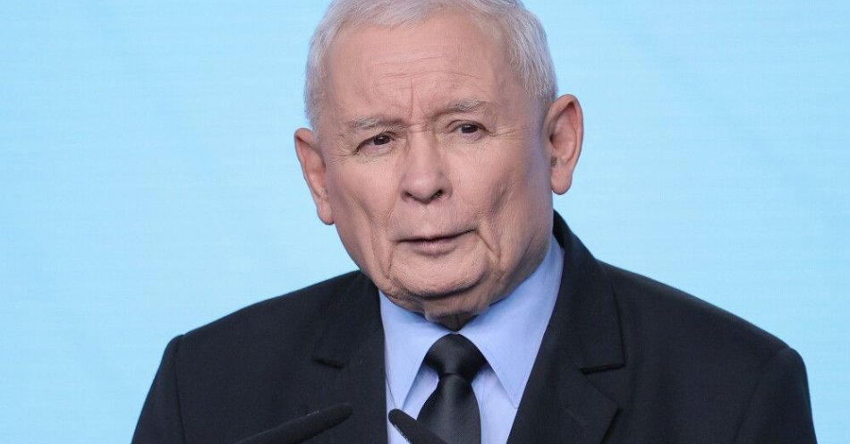 zdjęcie: Bochenek: w piątek Kaczyński wyszedł ze szpitala po przebytej chorobie / Warszawa, 13.01.2026. Prezes Prawa i Sprawiedliwości Jarosław Kaczyński na konferencji prasowej w siedzibie partii przy ulicy Nowogrodzkiej w Warszawie, 13 bm. Na spotkaniu zaprezentowano projekt nowego polskiego portu morskiego 