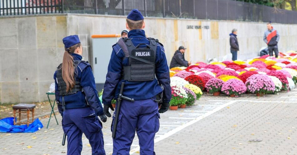 zdjęcie: Policja i straż zabezpieczyły niewybuch na Cmentarzu Łostowickim / fot. PAP