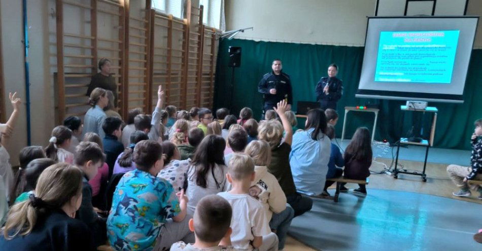 zdjęcie: Dzielnicowi uczą dzieci zasad bezpieczeństwa na drodze / fot. KPP w Grodzisku Mazowieckim
