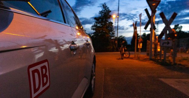 Niebezpieczna sytuacja na przejeździe kolejowym. Auto utknęło między rogatkami