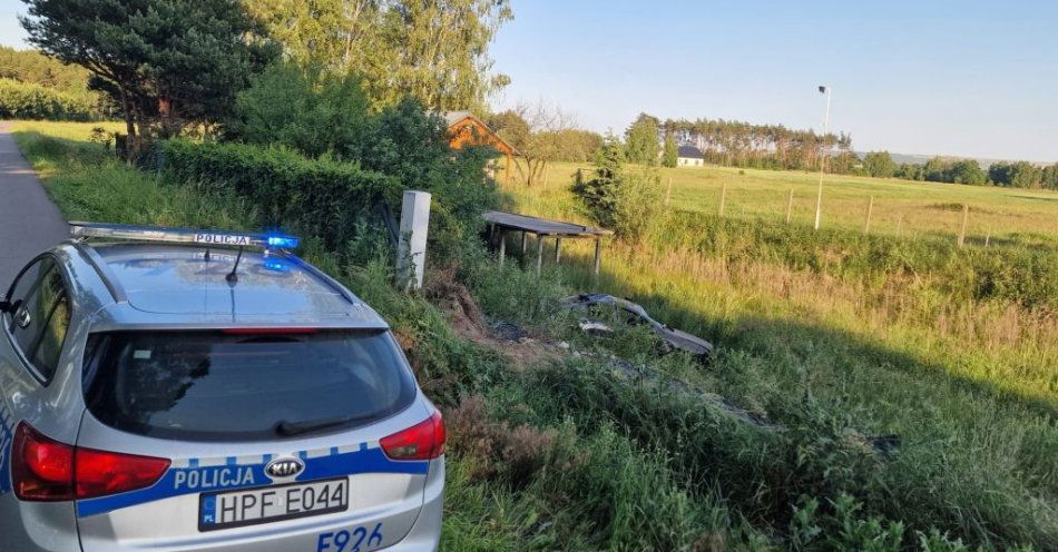 zdjęcie: Dachował do osuszonego stawu i uciekł / fot. KPP w Bełchatowie