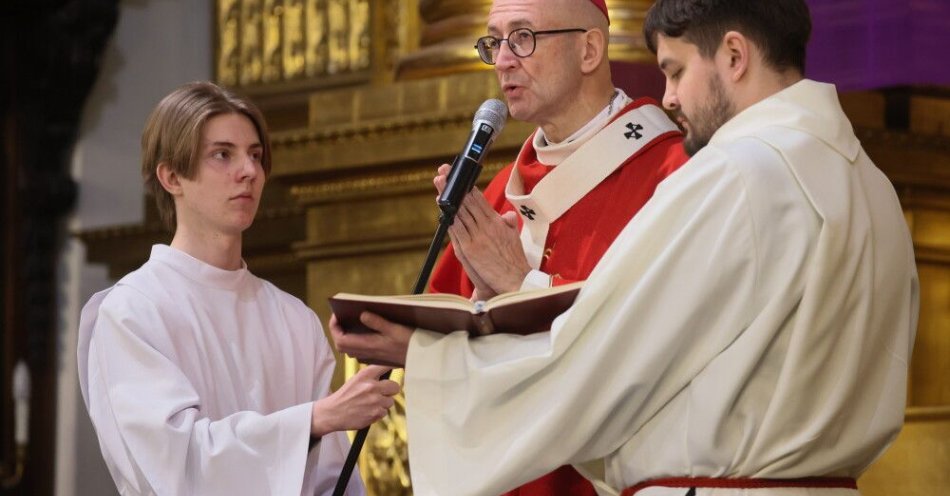 zdjęcie: Abp Galbas: Zmartwychwstały Chrystus mówi do nas: w najmroczniejszym mroku jestem z Tobą / Warszawa, 03.04.2026. Metropolita warszawski abp Adrian Galbas (C) przewodniczy Liturgii Męki Pańskiej w bazylice Świętego Krzyża na Trakcie Królewskim w Warszawie w Wielki Piątek, 3 bm. (aldg) PAP/Leszek Szymański