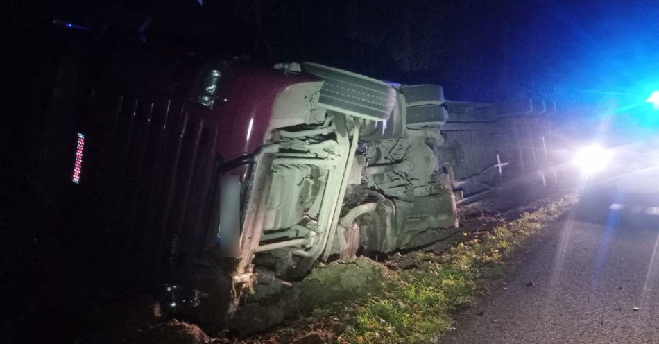zdjęcie: Ciężarówka w rowie po manewrze wymijania pod Chojnami / fot. KPP w Wieruszowie