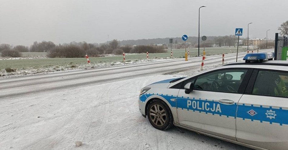zdjęcie: Uwaga kierowcy i piesi: zimowe warunki na drogach / fot. KPP w Lęborku