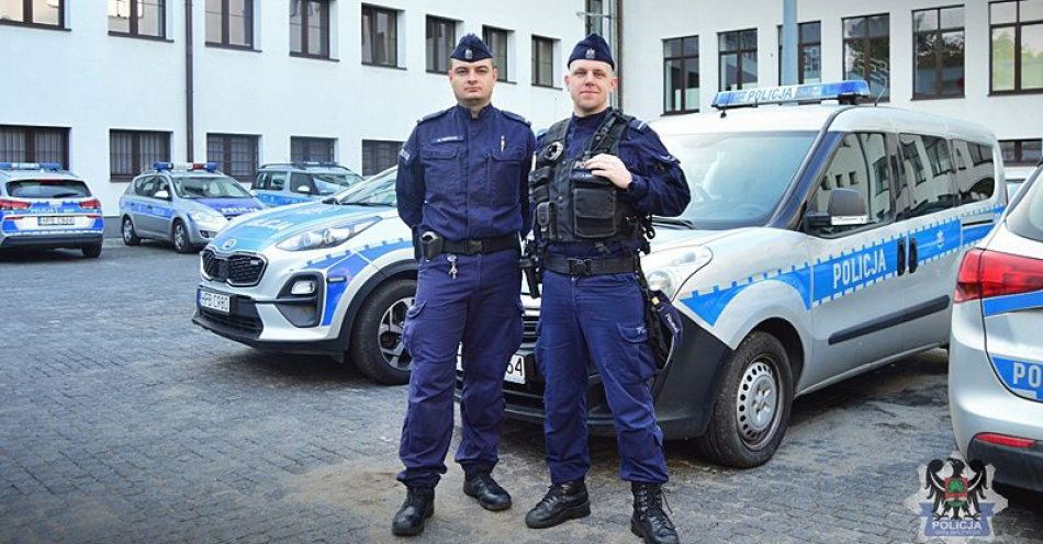 zdjęcie: Seniorka przyszła do komisariatu po pomoc. Policjanci bez wahania pojechali pod wskazany adres, a schorowany mężczyzna na czas trafił do szpitala / fot. KMP w Wałbrzychu