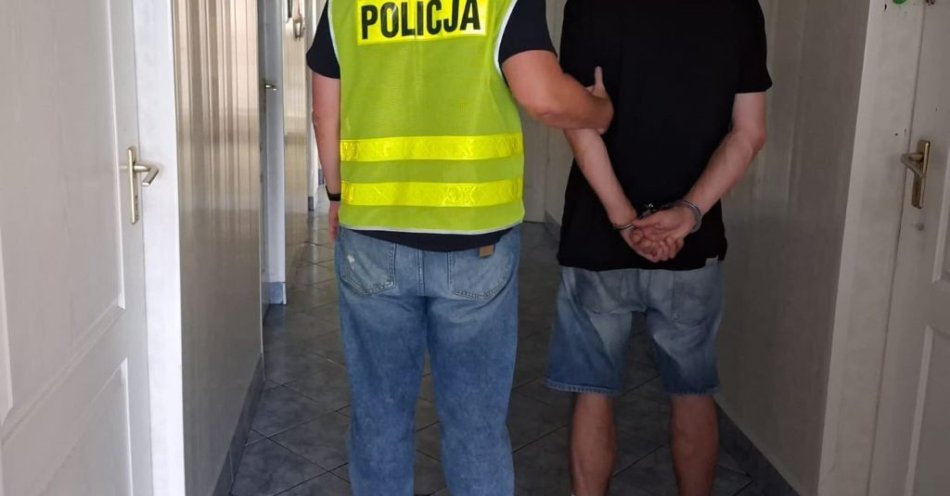 zdjęcie: Policjant po służbie zatrzymał złodziei w markecie / fot. KPP w Łowiczu
