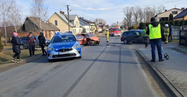 Zderzenie dwóch aut w miejscowości Chotów