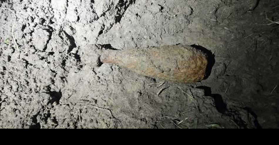 zdjęcie: Niewybuch z II wojny odnaleziony na polu w powiecie ostrowskim / fot. KPP w Ostrowi Mazowieckiej