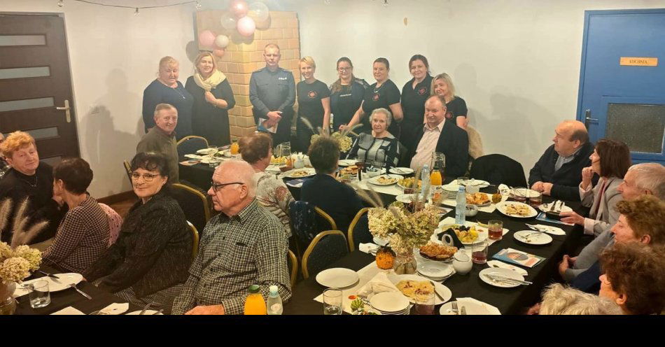 zdjęcie: Dzielnicowy i KGW w Nasiłowie uczą seniorów bezpieczeństwa / fot. KPP Puławy