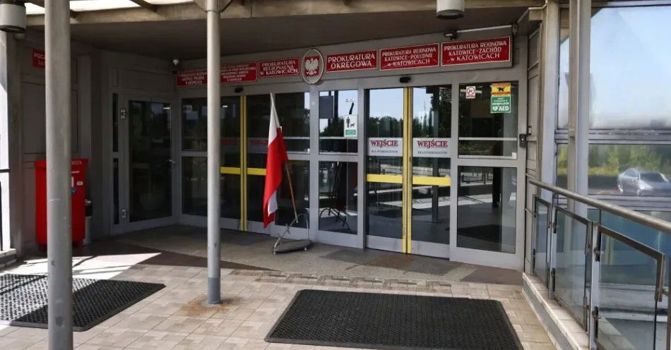 zdjęcie: Szef PKOl z zarzutem m.in. płatnej protekcji / Katowice, 27.08.2026. Siedziba prokuratury w Katowicach, 27 bm. gdzie ma odbyć się doprowadzenie prezesa Polskiego Komitetu Olimpijskiego Radosława Piesiewicza. Radosław Piesiewicz został zatrzymany w Warszawie, w ramach śledztwa w sprawie ZondaCrypto. (ad) PAP/Kasia Zaremba