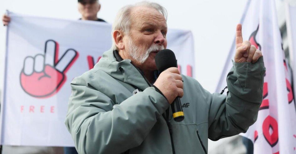 zdjęcie: Opozycjoniści z lat PRL apelują do ministra Żurka w sprawie ułaskawienia Adama Borowskiego / Warszawa, 26.02.2025. Działacz opozycji demokratycznej w PRL Adam Borowski podczas manifestacji pocztowej „Solidarności” przed siedzibą Poczty Polskiej w Warszawie, 26 bm. Uczestnicy protestują przeciw planom zwolnień ponad dziewięciu tysięcy pracowników oraz jednostronnemu wypowiedzeniu zakładowego układu zbiorowego pracy. (mgut) PAP/Leszek Szymański