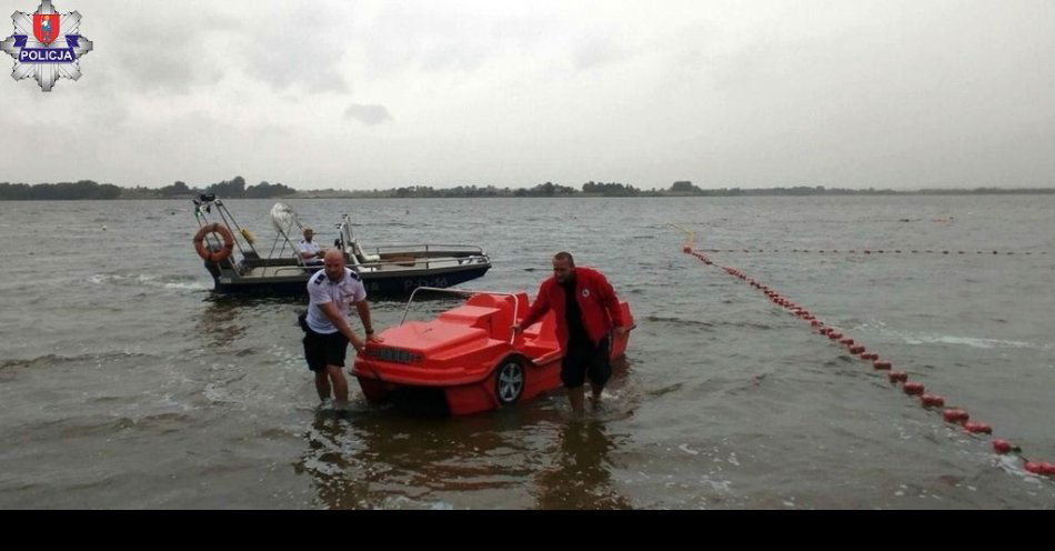 zdjęcie: Dryfujący rower wodny na zalewie. Interweniowali policjanci z Nielisza i ratownicy WOPR / fot. KMP Zamość