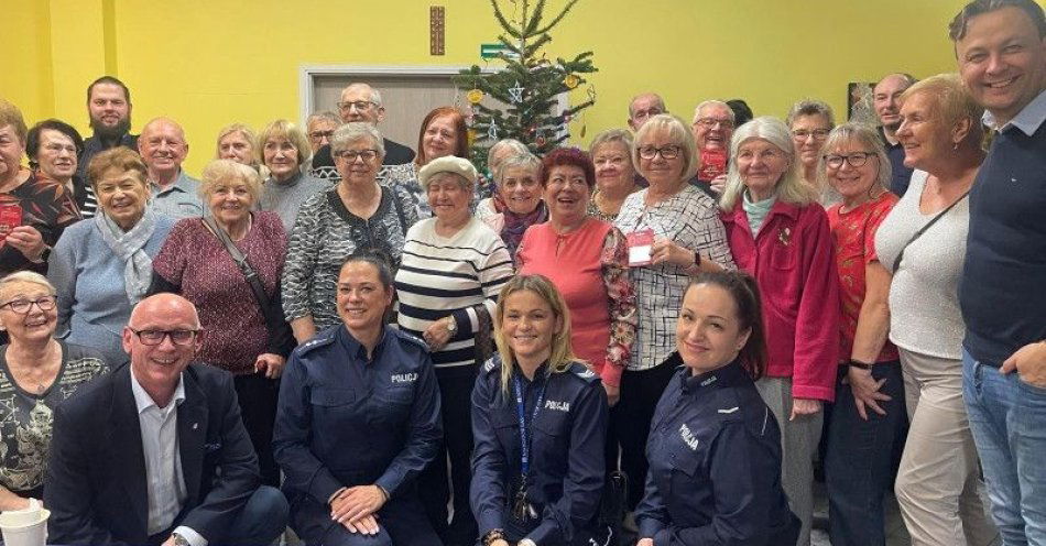 zdjęcie: Policjantki i bank ostrzegają seniorów przed oszustami / fot. KMP w Gdyni