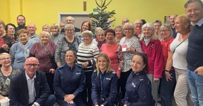 Policjantki i bank ostrzegają seniorów przed oszustami