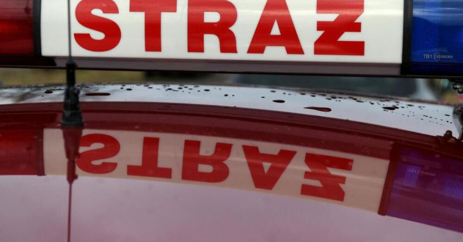 zdjęcie: Cztery osoby poszkodowane w pożarze hotelu pracowniczego w Bydgoszczy / Malhowice, 05.01.2020. Samochód Państwowej Straży Pożarnej w Malhowicach, 5 bm. (dd/awol)PAP/Darek Delmanowicz