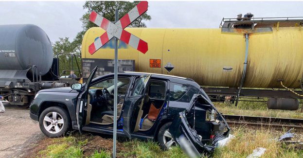 Zderzenie pociągu z osobówką na niestrzeżonym przejeździe kolejowym