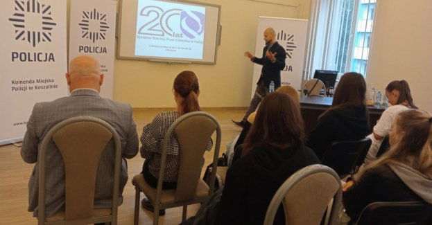 Świadomość zagrożeń internetowych - policjanci szkolą i uświadamiają młodzież