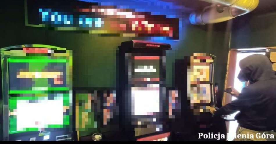 zdjęcie: Nielegalny hazard pod lupą służb. Zatrzymania i zabezpieczenie automatów do gier w Jeleniej Górze / fot. KMP w Jeleniej Górze