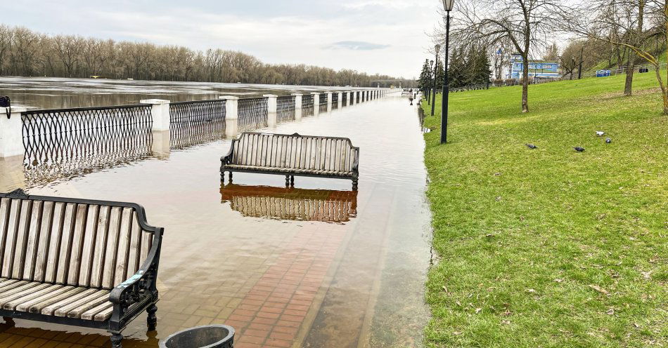 zdjęcie: Cofka wdarła się na bulwary portowe w Ustce i Mrzeżynie / v22771533