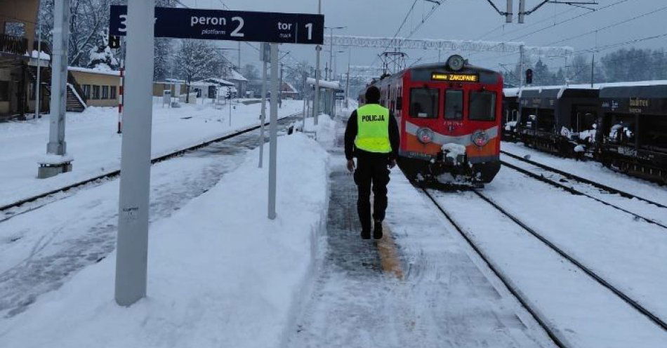 zdjęcie: Policja w Nowym Targu wzmacnia ochronę torów w akcji TOR / fot. KMP w Nowym Targu